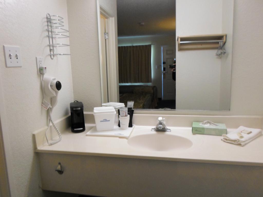 Howard Johnson By Wyndham Las Vegas Near The Strip Экстерьер фото